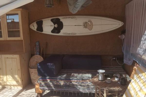 Une vieille planche de surf constitue un écrin idéal pour les capteurs de microclimat. Elle les protège de la surchauffe tout en préservant une circulation d'air optimale
