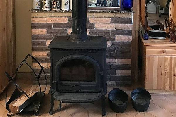 Humidificateur traditionnel avec chauffage au poêle. Un grand récipient métallique sans couvercle sur un poêle en fonte. Encore mieux: deux grands récipients (sur la photo – au sol à droite). Pendant les mois froids, lorsque la température extérieure est de -10°C et en dessous, la consommation d'eau atteint 10 litres ou plus par jour, avec une ventilation d'appoint en fonctionnement et un taux d'humidité dans la maison d'environ 40%
