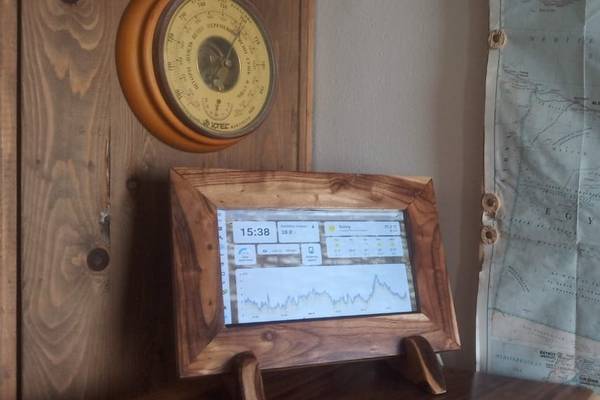 Les données opérationnelles sont restituées en temps réel directement sur l'interface tactile intégrée au poste d'accueil des visiteurs.