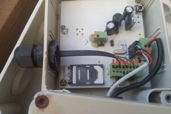 L'intégralité des composants électroniques est logée dans des boîtiers strictement étanches. Dans l'angle inférieur gauche, on distingue une vis de fixation. Il y a trois mois, elle brillait comme neuve