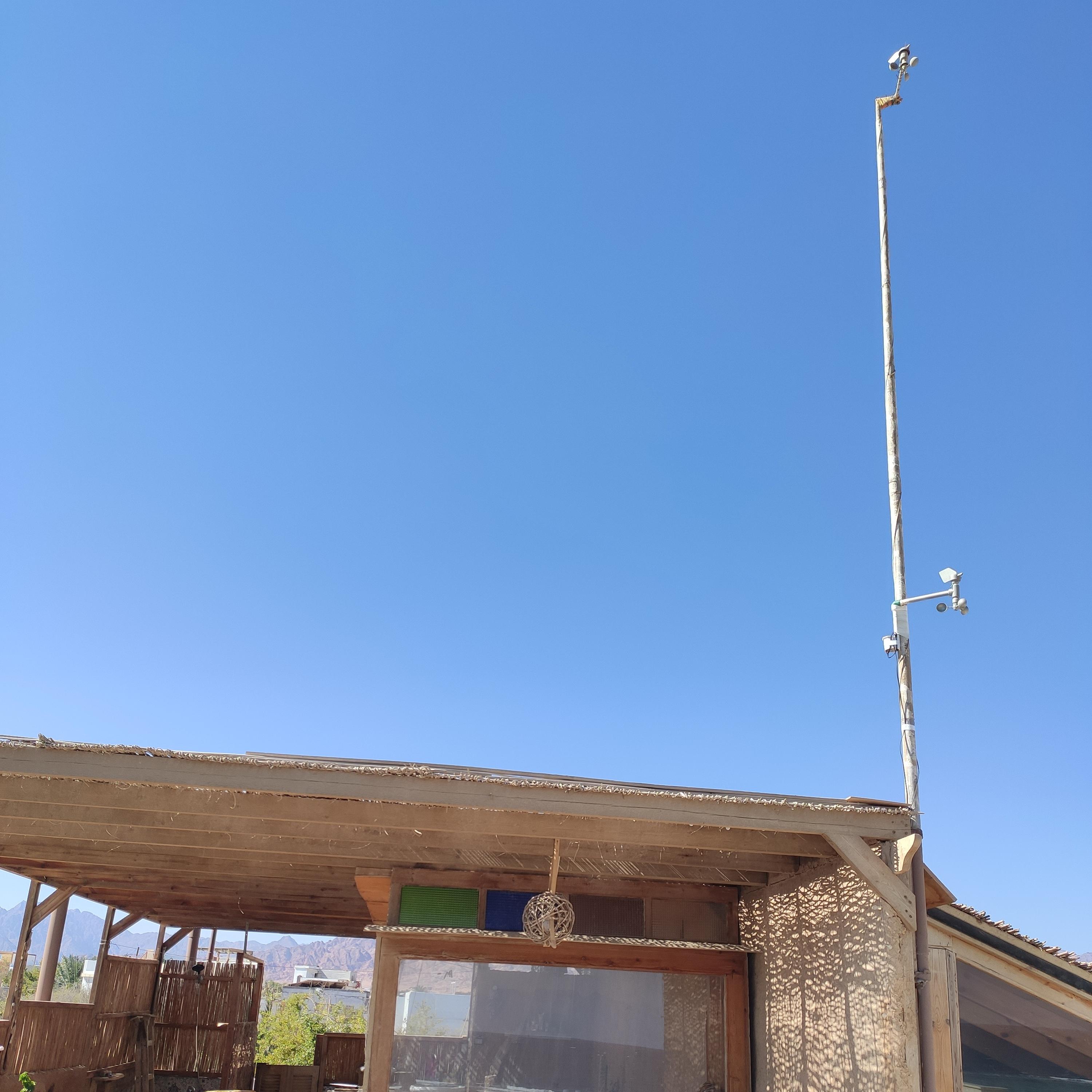 As you can see, there are two weather stations on the mast at once. In the conditions of the salty desert and strong winds of the Red Sea coast, it is better to duplicate even the most reliable devices