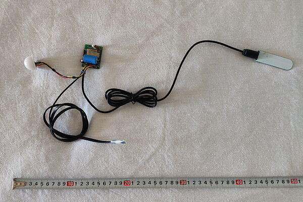 Dans la configuration de base, la distance entre les capteurs d'humidité du sol et d'éclairement peut atteindre 2 mètres