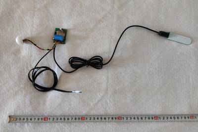 Вариант садового датчика с выносными сенсорами влажности почвы и температуры.