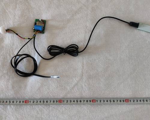 Remplissage électronique du capteur climatique. Au centre, sur le dessus, se trouve une carte avec une batterie et une antenne de transmission, sur le côté droit, un capteur d'humidité du sol, sur le côté gauche, un capteur de lumière.
En bas, au centre, se trouve un capteur de température à distance (dans ce montage).