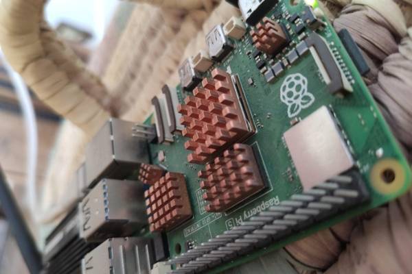 Raspberry Pi - одноплатный компьютер, доступный в любой точке мира в пределах 100 Евро. Ничего более сложного для создания прототипа Умного дома вам не понадобится.