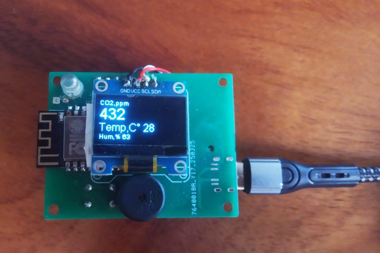 Качественный датчик CO2 и компактный дисплей для локального вывода данных.