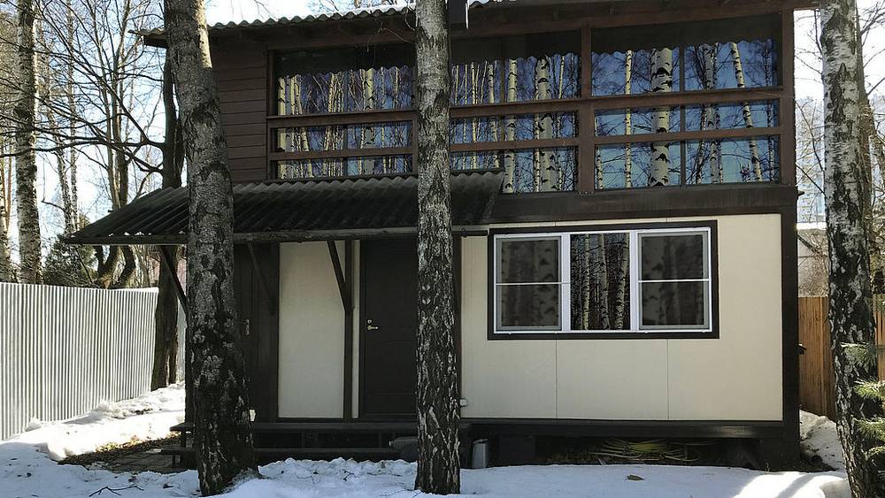 Прототип Умного жилого модуля для арктического климата с уникально низкой тепловой инерцией. Комфортный микроклимат в доме поддерживает умная система отопления на базе теплового насоса воздух-воздух и вентиляции с рекуперацией. 
Проект разработан и реализован командой Symbiosei в рамках программы развития туристического кластера на Шпицбергене