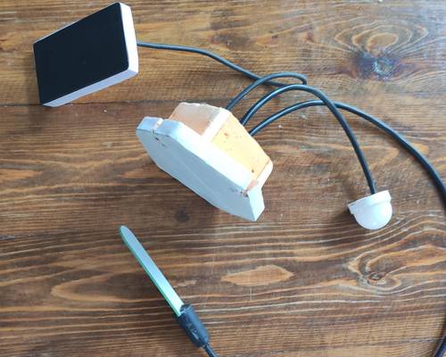 Option with remote solar panel. The central board and temperature sensor are hidden in a ventilated thermal and moisture-proof case 