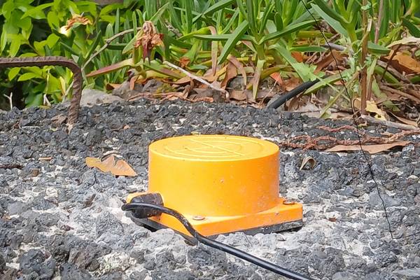 Le capteur de niveau de liquide, installé au poste de travail, est placé sur le couvercle du réservoir d'eau d'arrosage