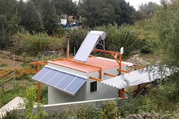 Sur la photo, on distingue clairement les panneaux solaires, le chauffe-eau solaire et l'antenne du système du Jardin Intelligent