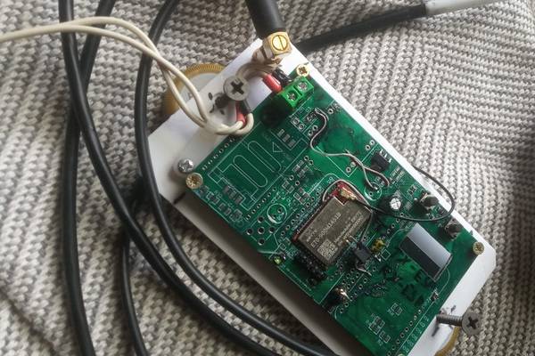 Le récepteur de signal radio Symbiosei en cours d'installation. Il assure une portée de communication supérieure à 1 kilomètre (en visibilité directe)