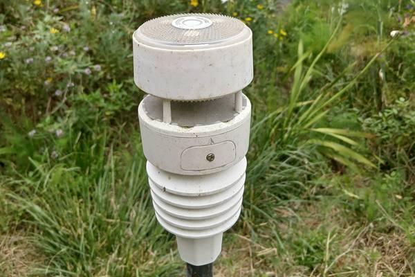 La station météo locale constitue le cœur du système de surveillance du microclimat du jardin. Température, humidité, niveau de précipitations, force et direction du vent