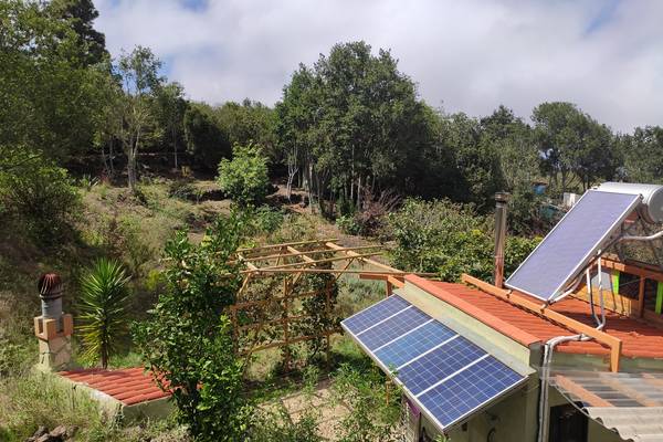 Centrale solaire photovoltaïque. Même par temps nuageux, l'énergie produite est suffisante pour alimenter les systèmes d'automatisation