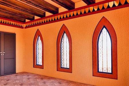 Les fenêtres hautes et étroites sont un classique pour les maisons du sud. Protection solaire et bonne ventilation