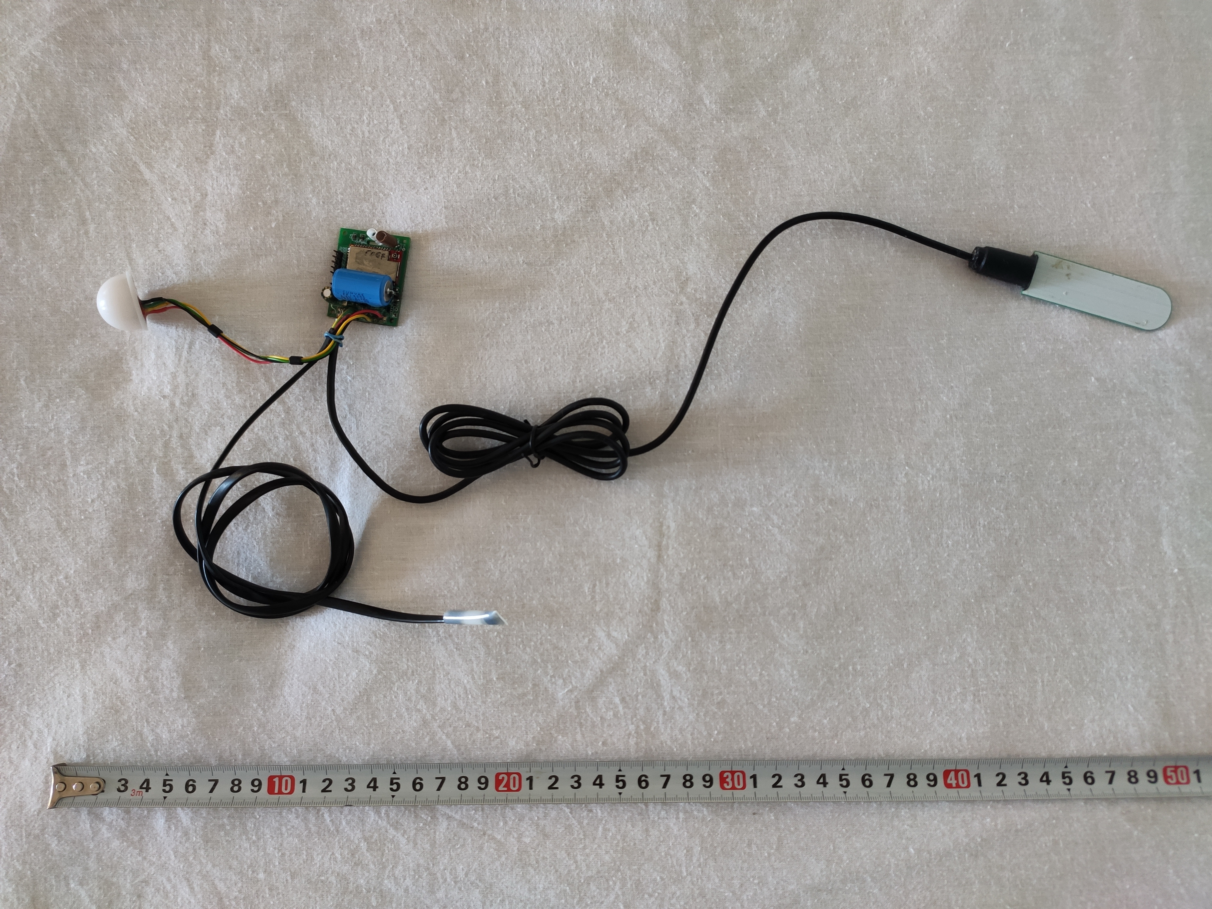 В базовой комплектации расстояние между сенсорами влажности почвы и освещенности может достигать 2-х метров.