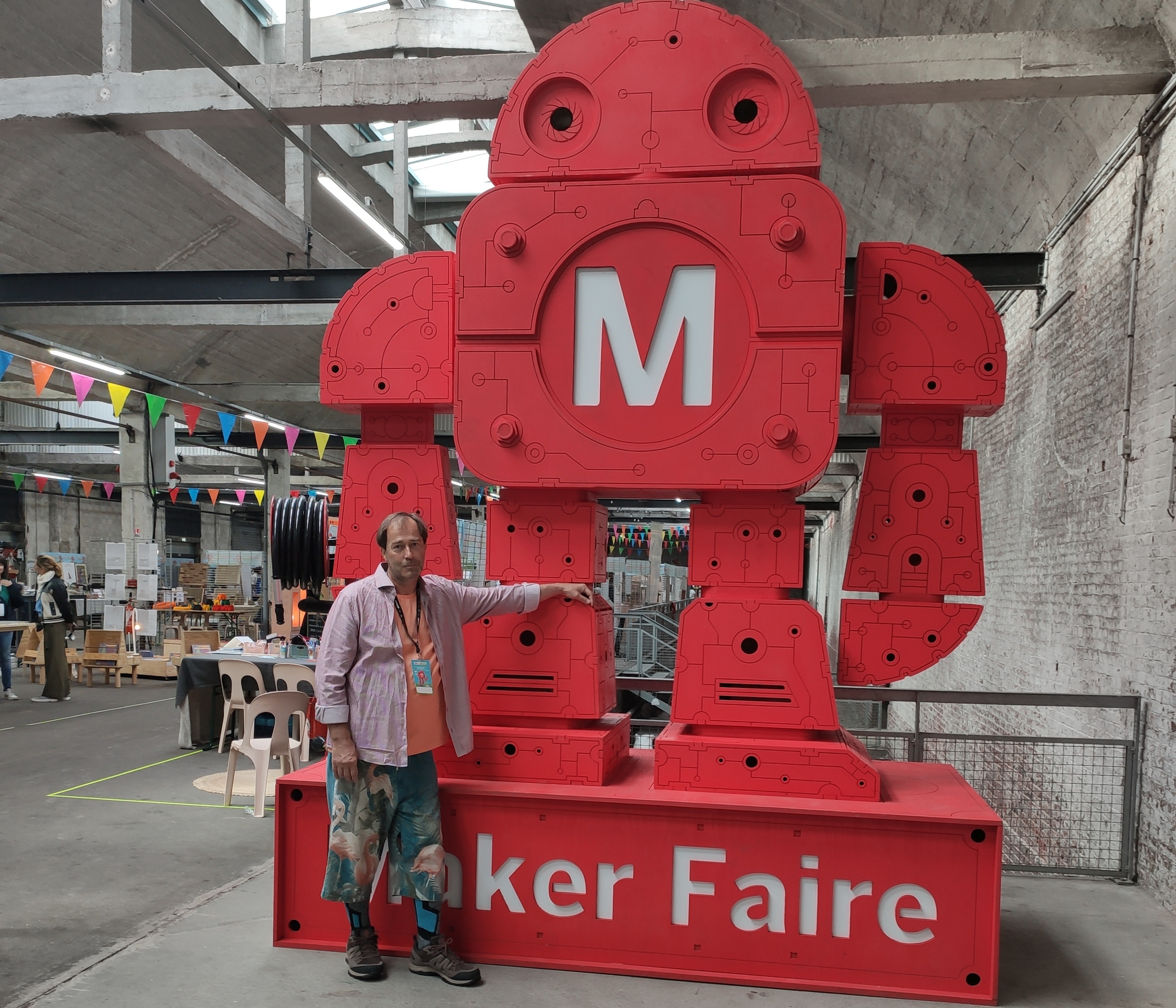 На фото - основатель и генеральный директор Symbiosei Александр Ершов на выставке Maker Faire в Лилле