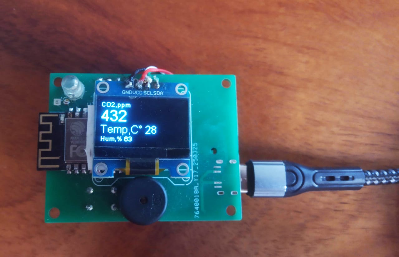 Качественный датчик CO2 и компактный дисплей для локального вывода данных.
